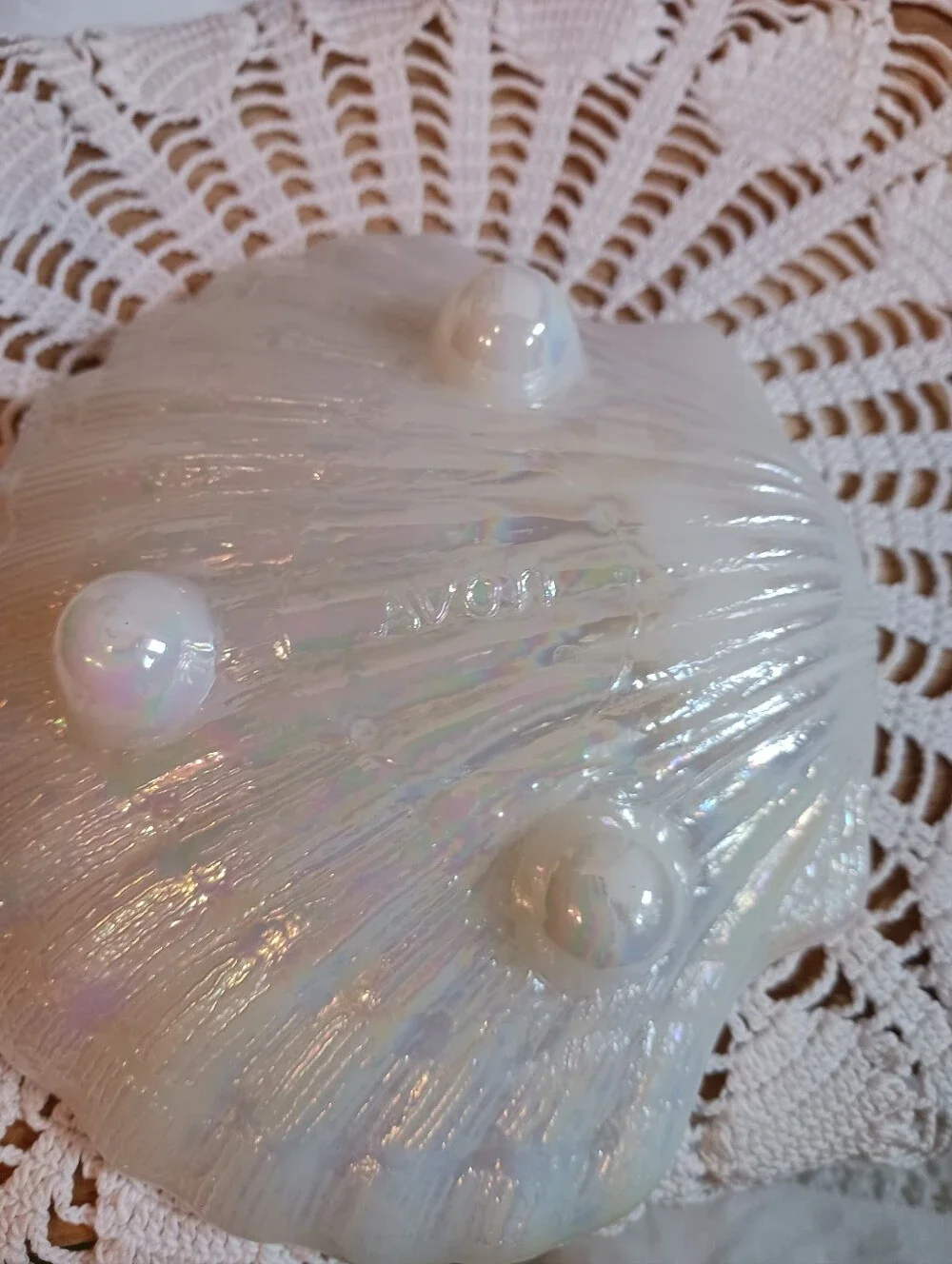 Vintage Avon 70s Gift Of The Sea Iridescent Footed Soap Dish Sea Shell USA